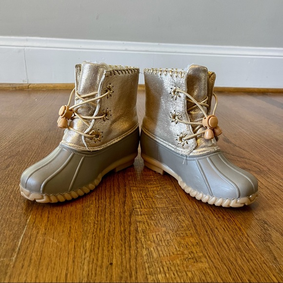 Olivia Miller Girls Metallic Gold Duck Boots - Picture 12 of 15